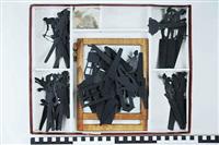 S2004-332 inhoud.jpg; S2004-0332; Silhouetten kasperl-theater schaduwtheater schimmenspel met meerdere figuren; theater